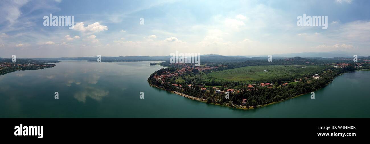 Vista aérea del lago Varese con las ciudades de Gavirate, Biandronno, Bardello y Fignano visible Foto de stock