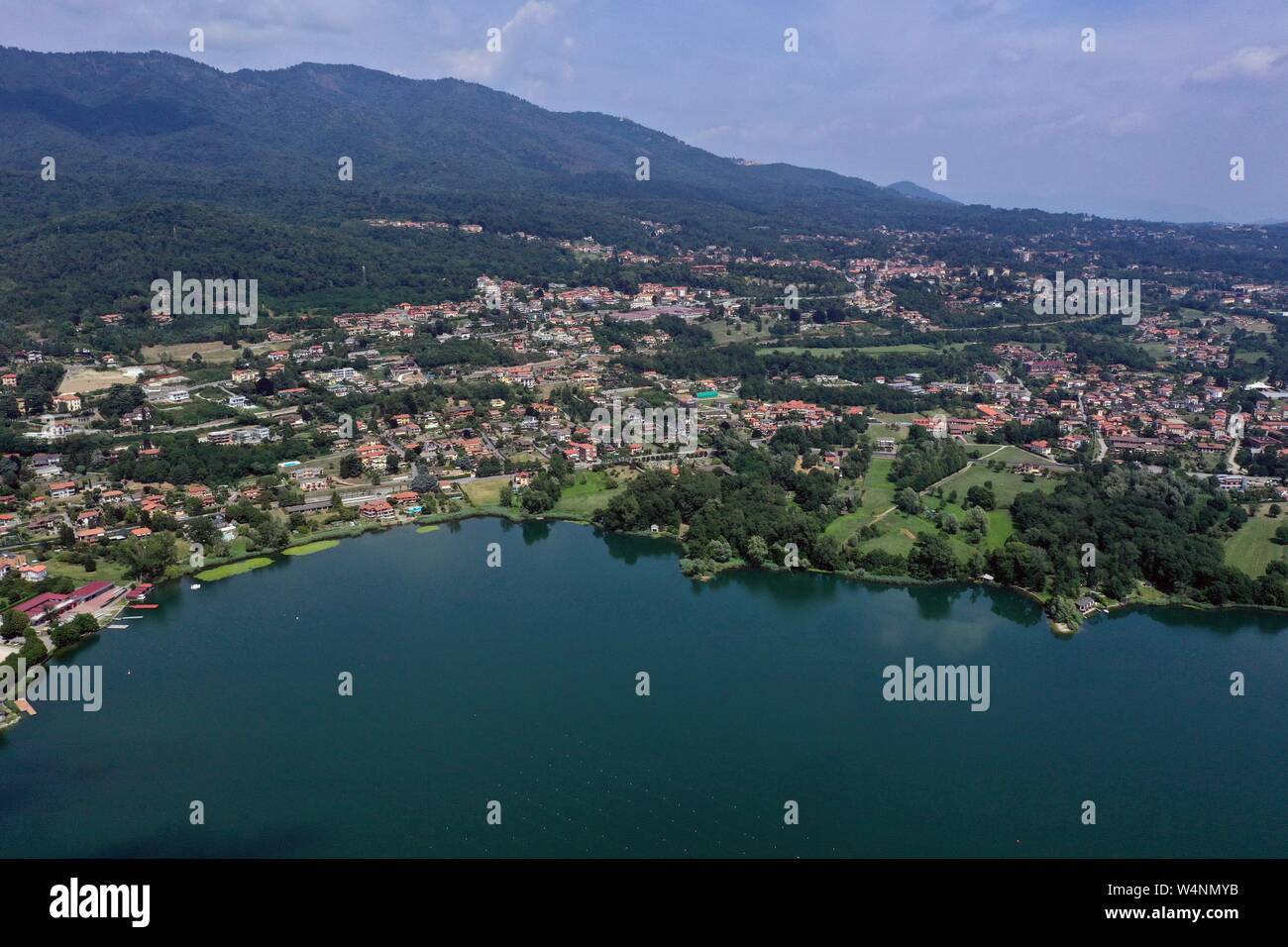 Vista aérea del lago Varese con las ciudades de Gavirate, Biandronno, Bardello y Fignano visible Foto de stock