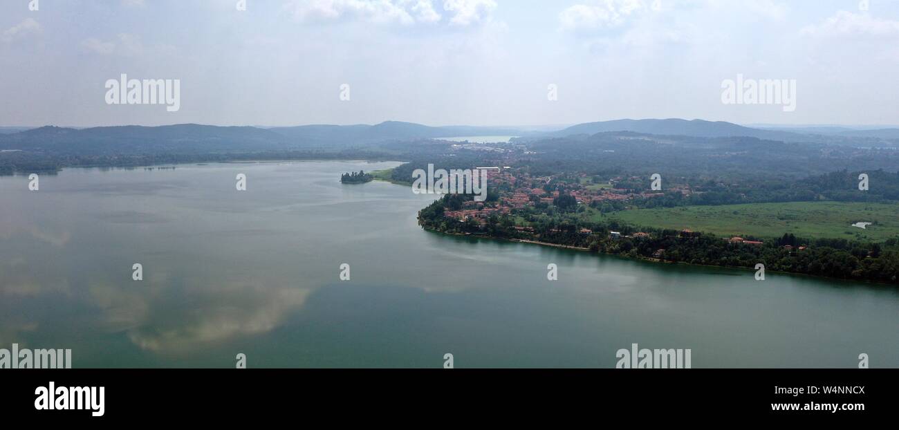 Vista aérea del lago Varese con las ciudades de Gavirate, Biandronno, Bardello y Fignano visible Foto de stock