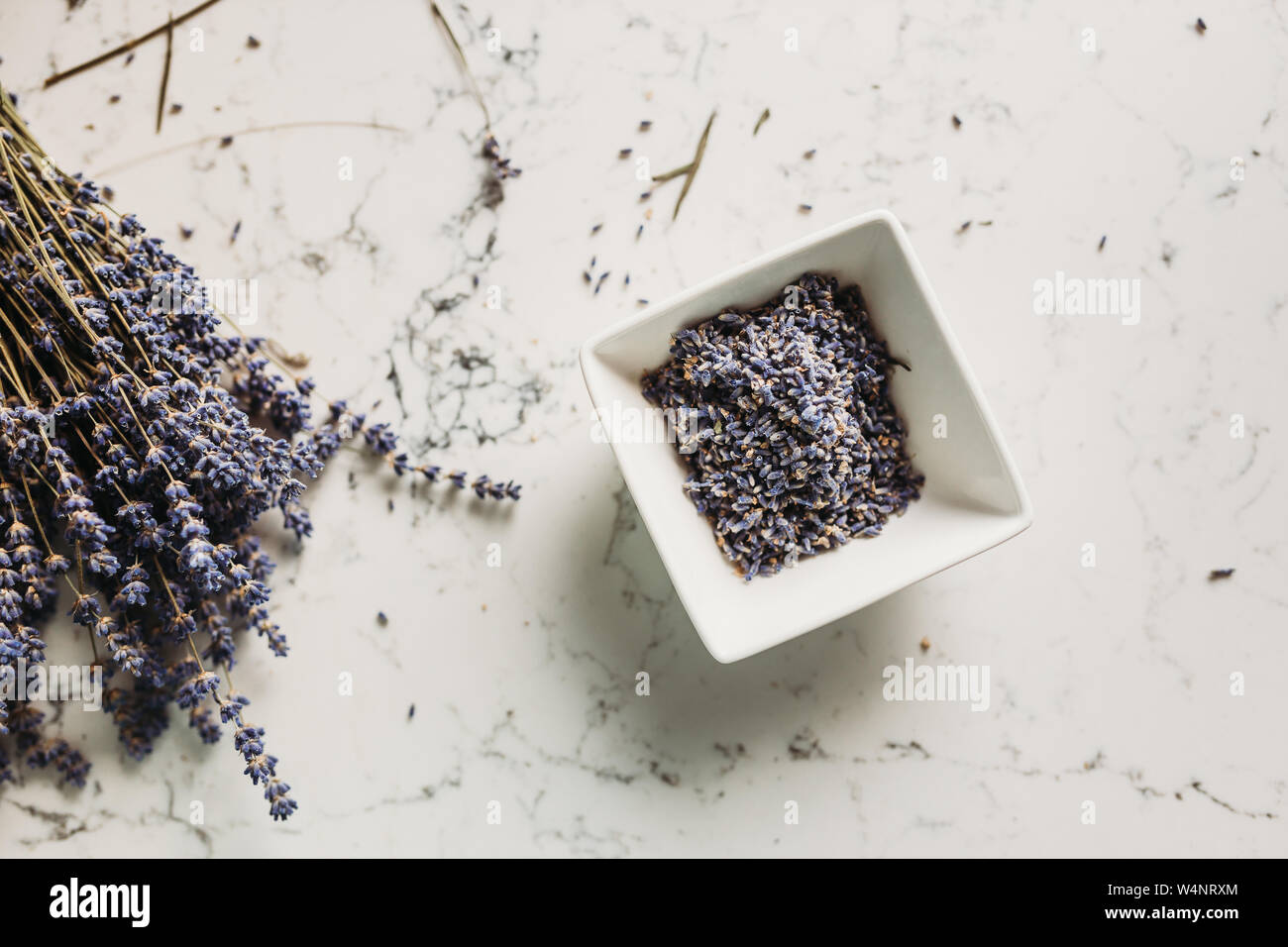 Capullos de lavanda seca en cuenco de cerámica en la cocina Foto de stock