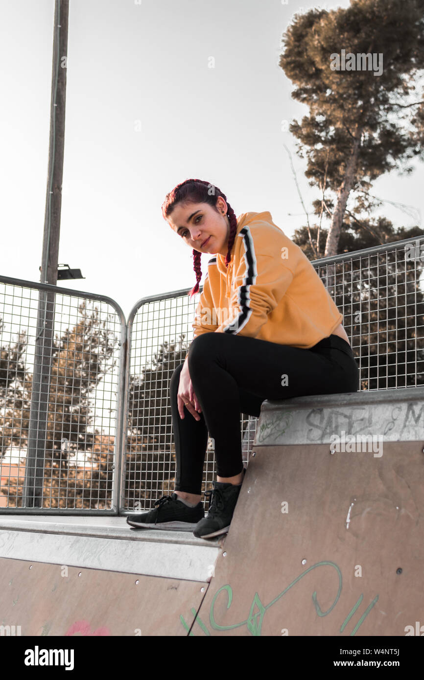 Mujer joven con ropa de calle en una pista de patinaje. Concepto de estilo  de vida, skate Fotografía de stock - Alamy