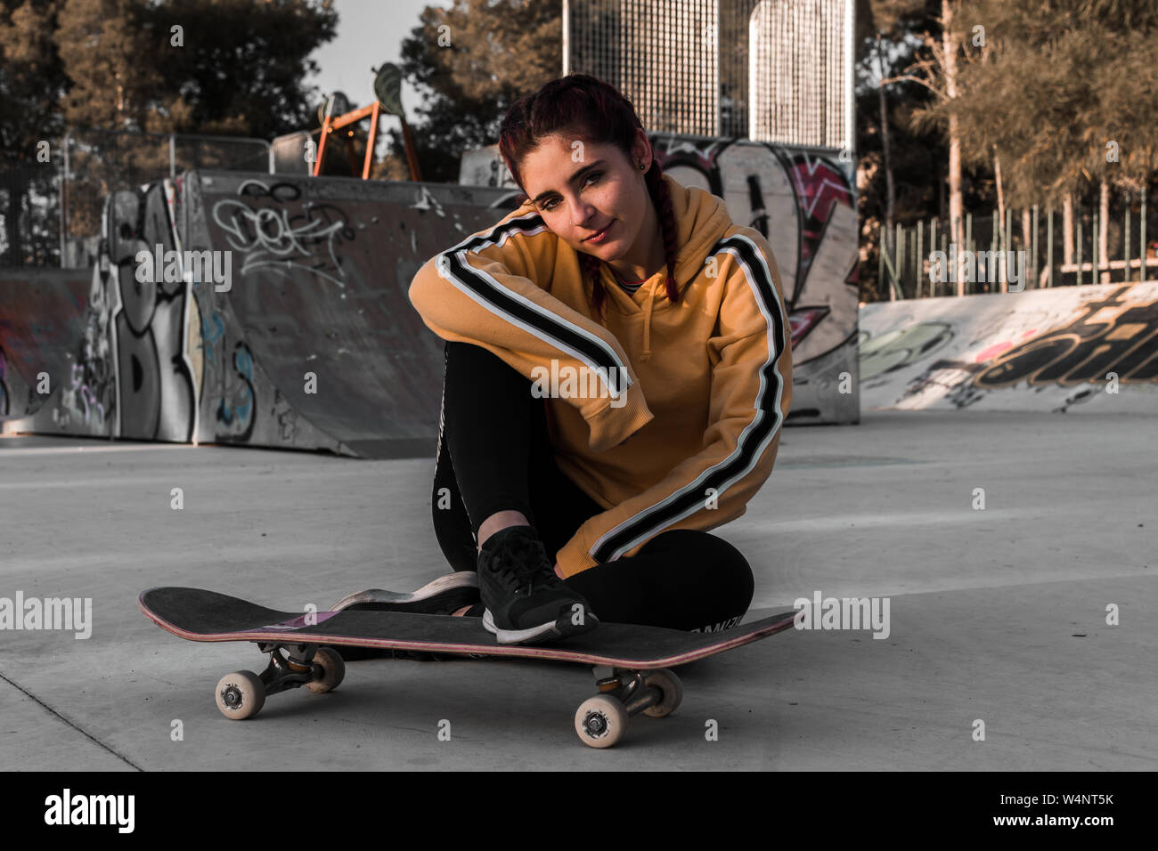 Mujer joven con ropa de calle en una pista de patinaje. Concepto de estilo  de vida, skate Fotografía de stock - Alamy