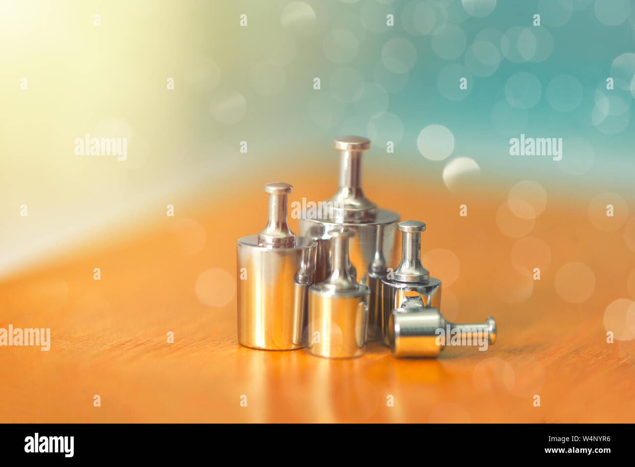 Juego de pesas metálicas para escalas y la prueba de calibración. Peso establecido para la calibración de balanza de precisión y exactitud. Boticario, farmacéutico, scient Foto de stock