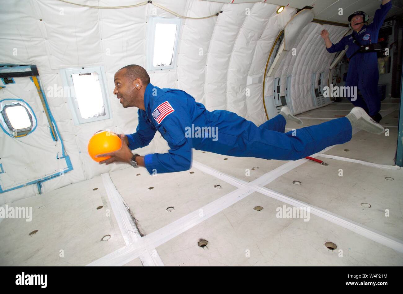 El astronauta candidato Bobby Satcher durante el vuelo en gravedad cero a bordo de un avión KC-135, 13 de octubre de 2004. Imagen cortesía de la Administración Nacional de Aeronáutica y del Espacio (NASA). () Foto de stock