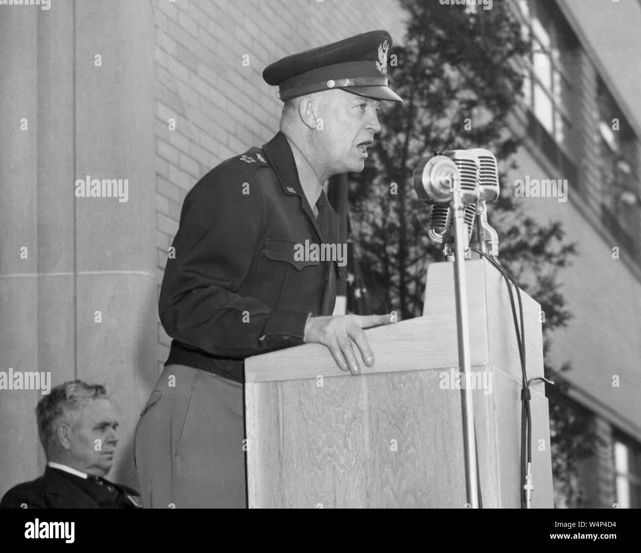 El general Dwight D. Eisenhower pronuncia un discurso en el Laboratorio de Investigación de motores de aviones, Cleveland, Ohio, el Director del Centro, Edward Ray Sharp sentado en el fondo, 11 de abril de 1946. Imagen cortesía de la Administración Nacional de Aeronáutica y del Espacio (NASA). () Foto de stock