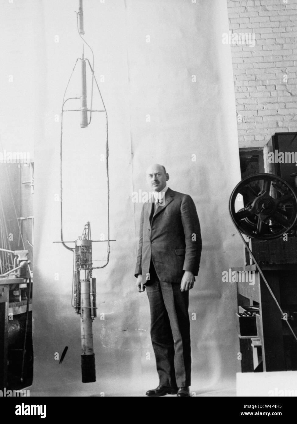 El Dr. Robert H. Goddard, posa junto a su cohete de combustible líquido, 1900. Imagen cortesía de la Administración Nacional de Aeronáutica y del Espacio (NASA). () Foto de stock