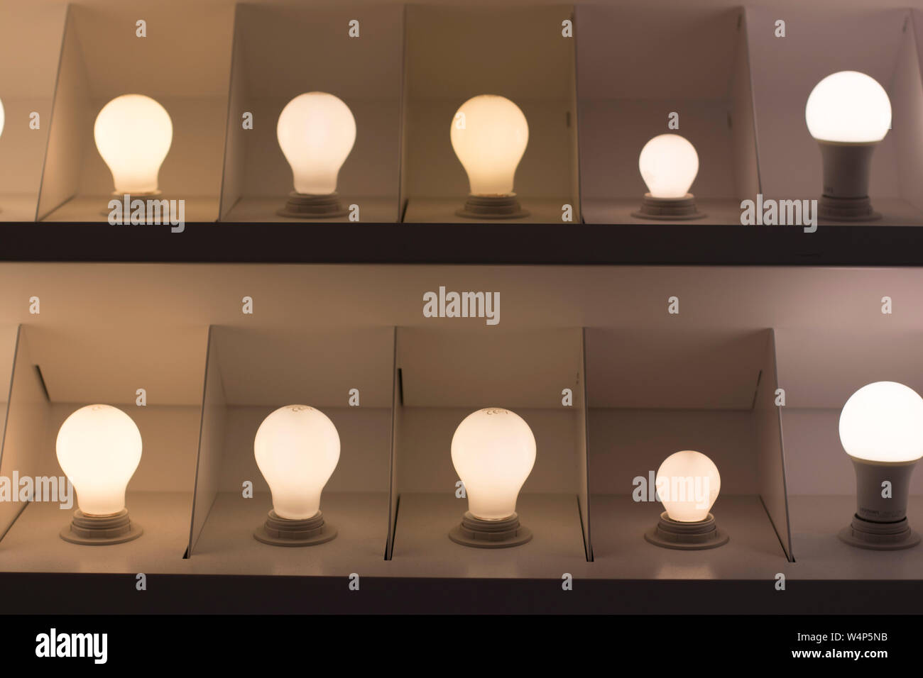 Luces y bombillas LED en exhibición en la tienda del departamento de iluminación Fotografía de stock - Alamy