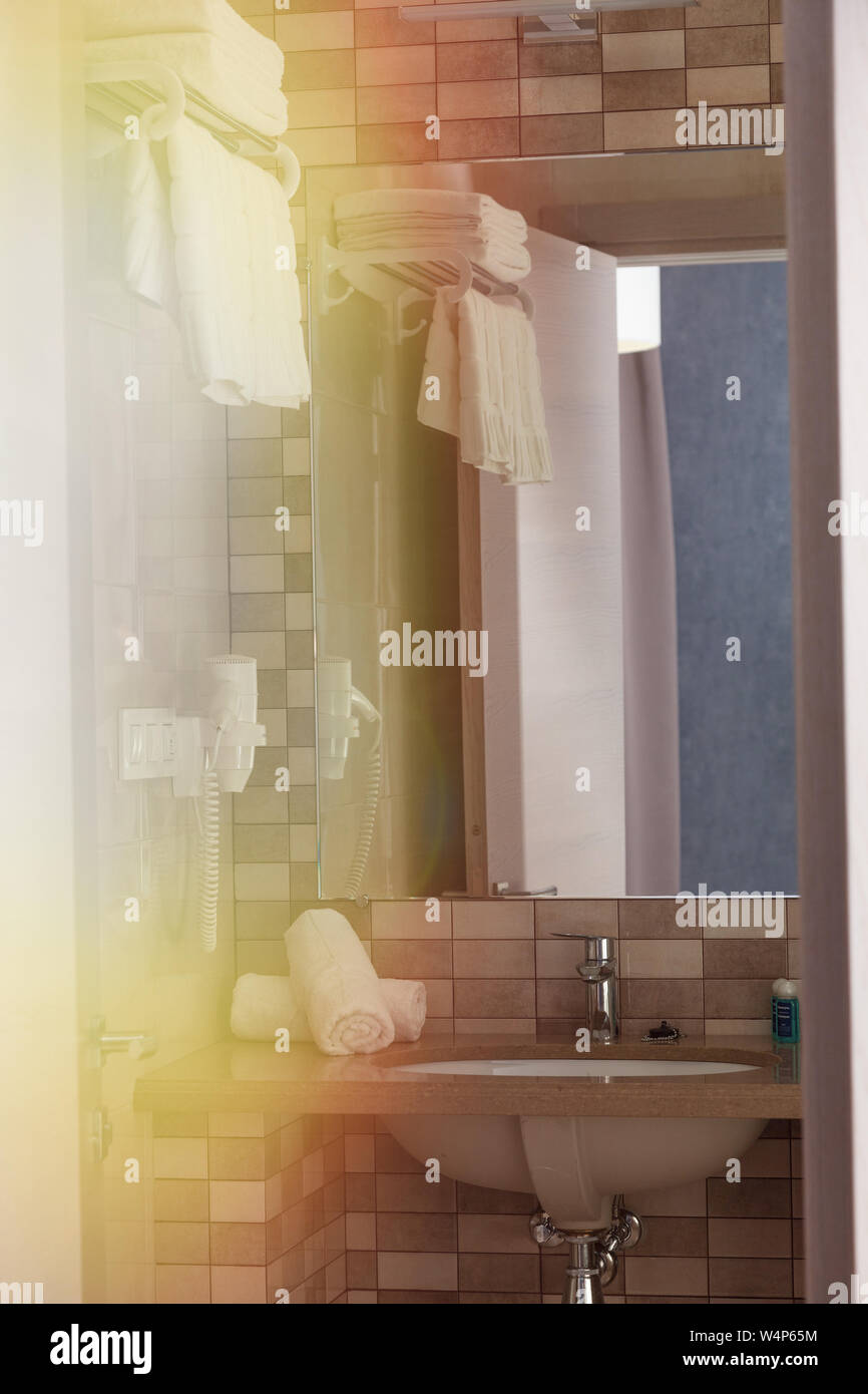 Cómoda habitación, baño, ducha, lavabo, azulejos de mosaico Foto de stock
