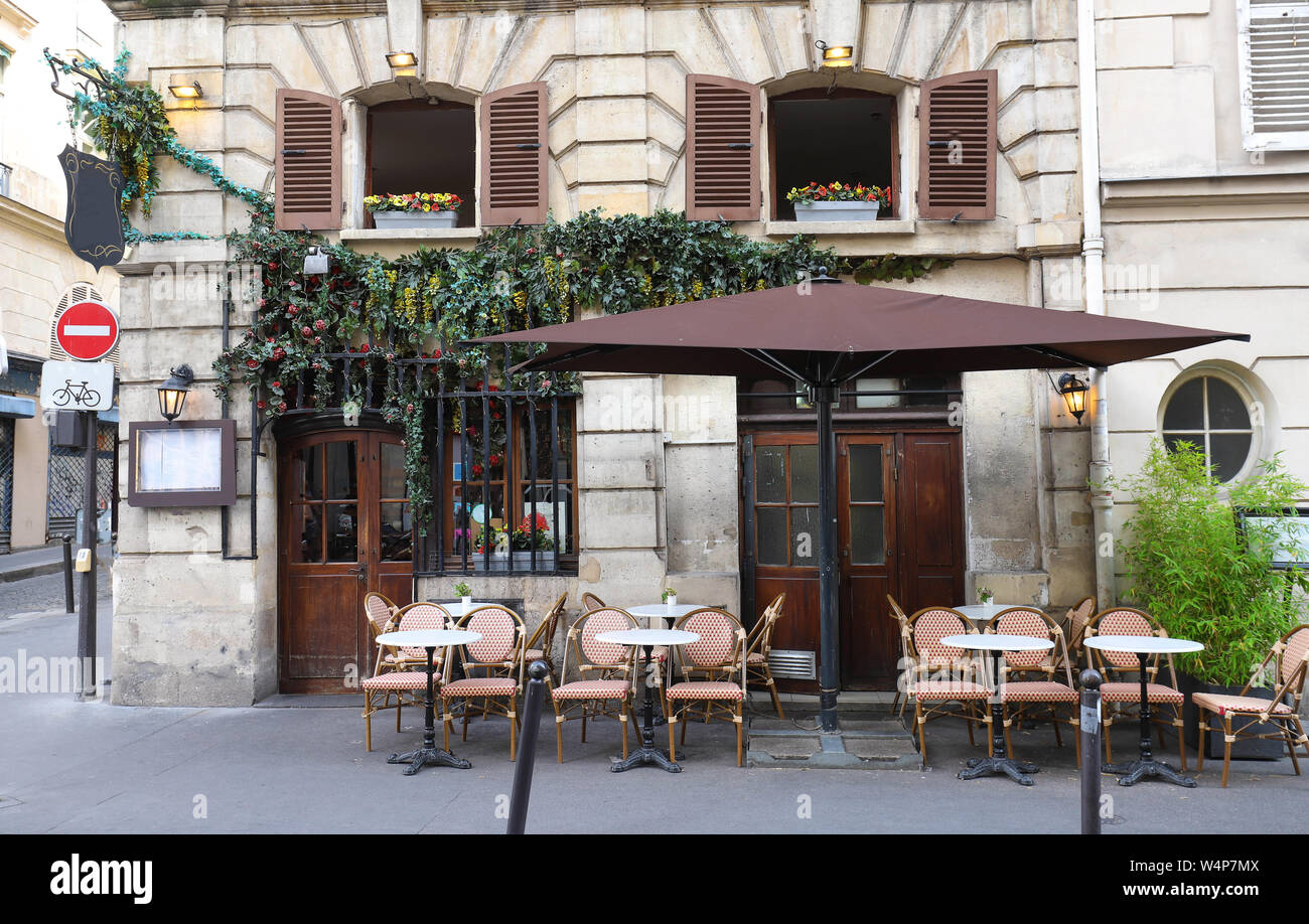 Vista típica de la calle parisina con mesas de café en París, Francia. Arquitectura y monumento histórico de París. Foto de stock