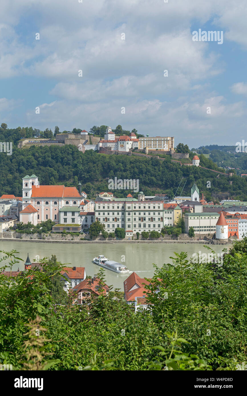 Vista de la ciudad y al río Inn desde el mirador de la iglesia de peregrinación Mariahilf, Passau, Baja Baviera, Alemania Foto de stock