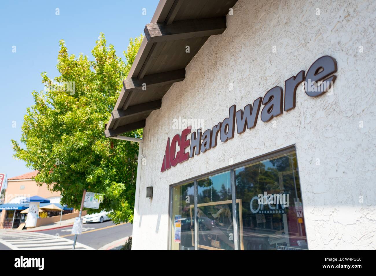 Barrio Ace Hardware store, un negocio de franquicia de propiedad local en Kensington, California, una ciudad pequeña en el área de la Bahía de San Francisco, 4 de septiembre de 2018. () Foto de stock