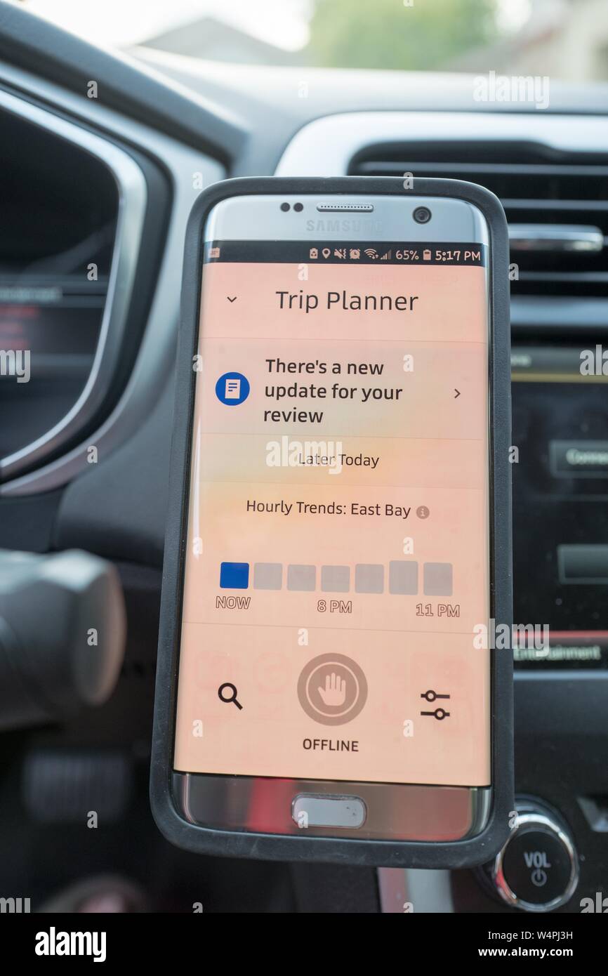 Close-up de un smartphone mostrar el controlador Uber app y trip planner característica por el East Bay regional de la zona de la Bahía de San Francisco, instalado en un soporte de montaje magnético en el interior de un vehículo Uber en San Ramón, California, 27 de septiembre de 2018. () Foto de stock