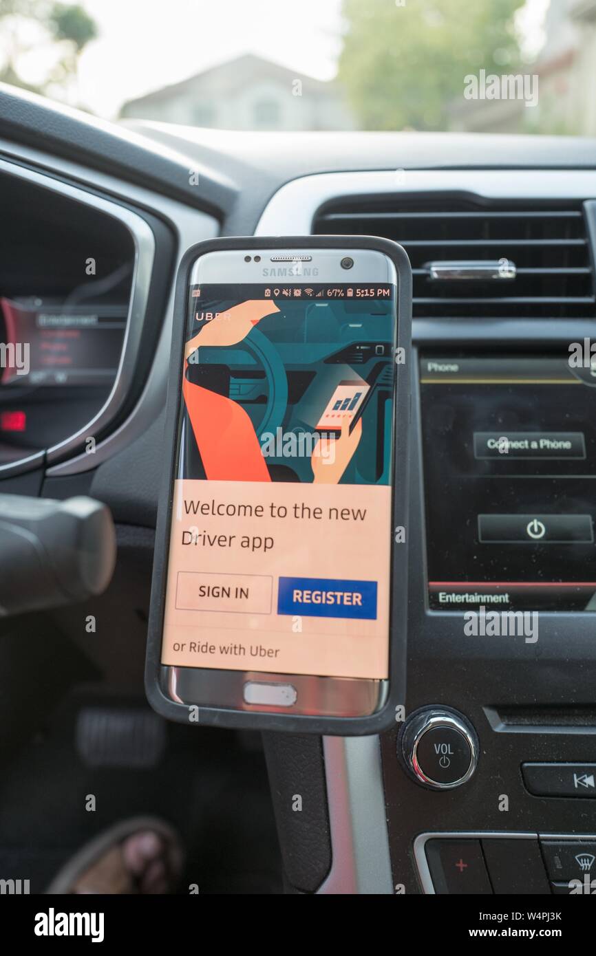Close-up de un smartphone mostrar el controlador Uber app instalado en un soporte de montaje magnético en el interior de un vehículo Uber en San Ramón, California, 27 de septiembre de 2018. () Foto de stock