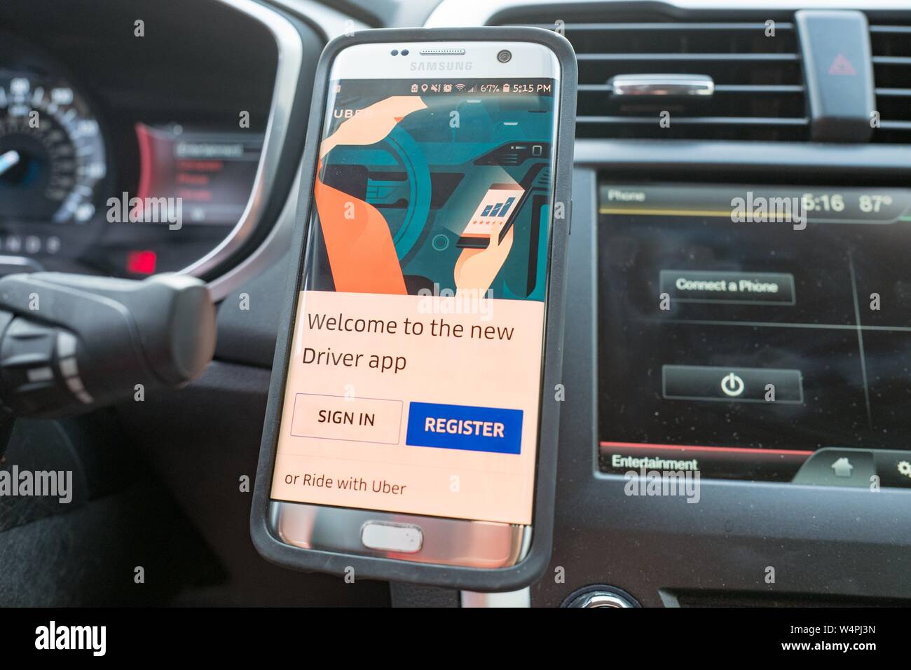 Close-up de un smartphone mostrar el controlador Uber app instalado en un soporte de montaje magnético en el interior de un vehículo Uber en San Ramón, California, 27 de septiembre de 2018. () Foto de stock