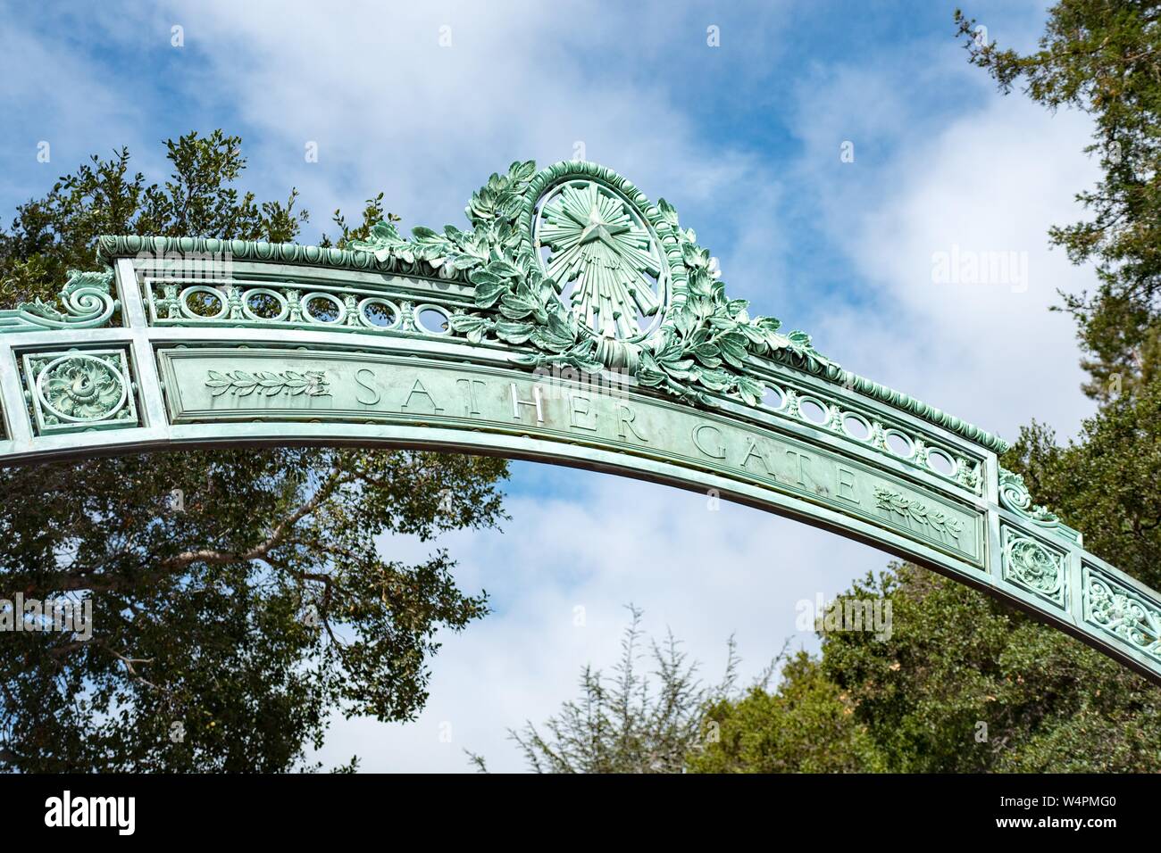 Close-up de chapa sobre Sather Gate, la icónica Puerta de entrada al campus de la Universidad de Berkeley, en el centro de Berkeley, California, 9 de octubre de 2018. () Foto de stock