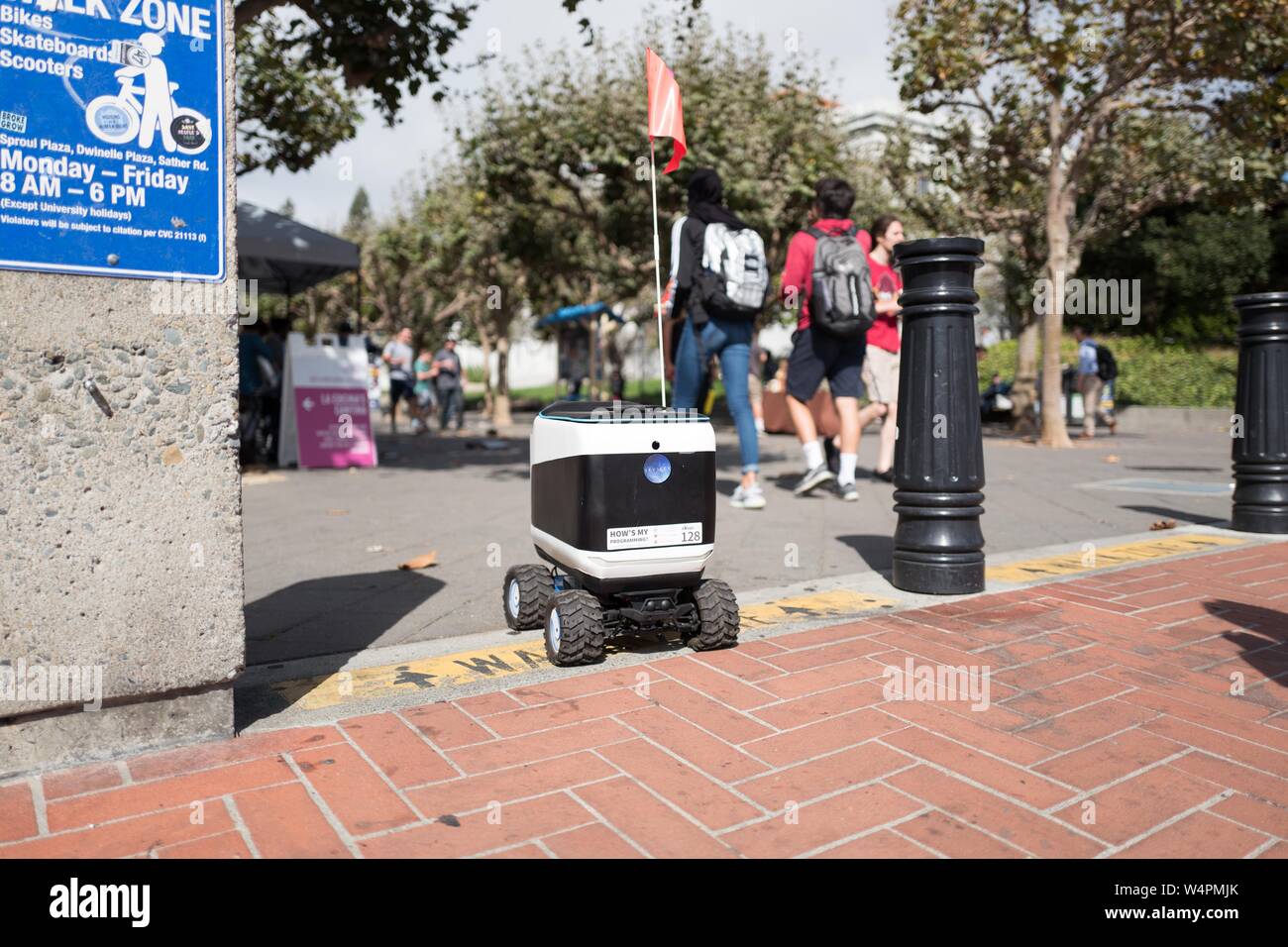 Ángulo de visión baja de Kiwi entrega alimentos robot entrando en el campus de la Universidad de Berkeley, en el centro de Berkeley, California, 9 de octubre de 2018. () Foto de stock