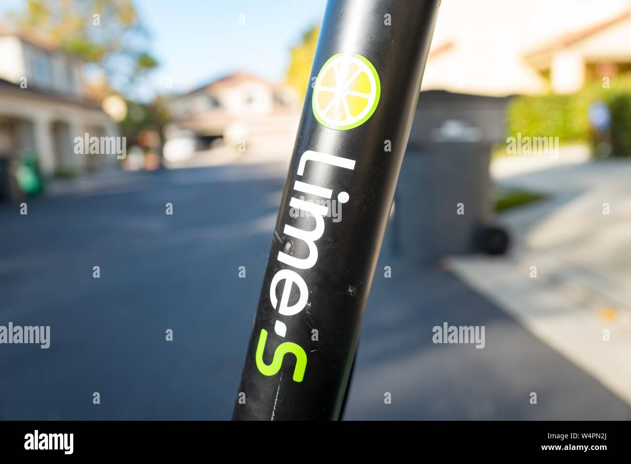 Close-up de la barra vertical de un scooter eléctrico dockless Cal en San Ramón, California estacionada sobre una superficie de asfalto, con logotipo y cal-S marca visible, 18 de octubre de 2018. () Foto de stock