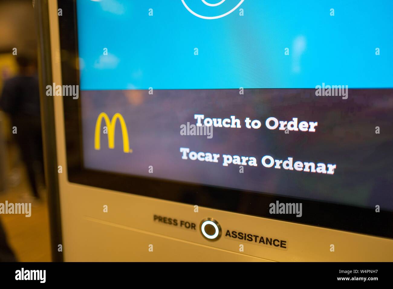 Pantalla táctil automatizado sistema de pedidos en el restaurante de comida rápida McDonald's en Santa Nella, California, lo que permite a los visitantes hacer su pedido y recibir sus alimentos a través de una interfaz de pantalla táctil de gran tamaño, 24 de octubre de 2018. () Foto de stock