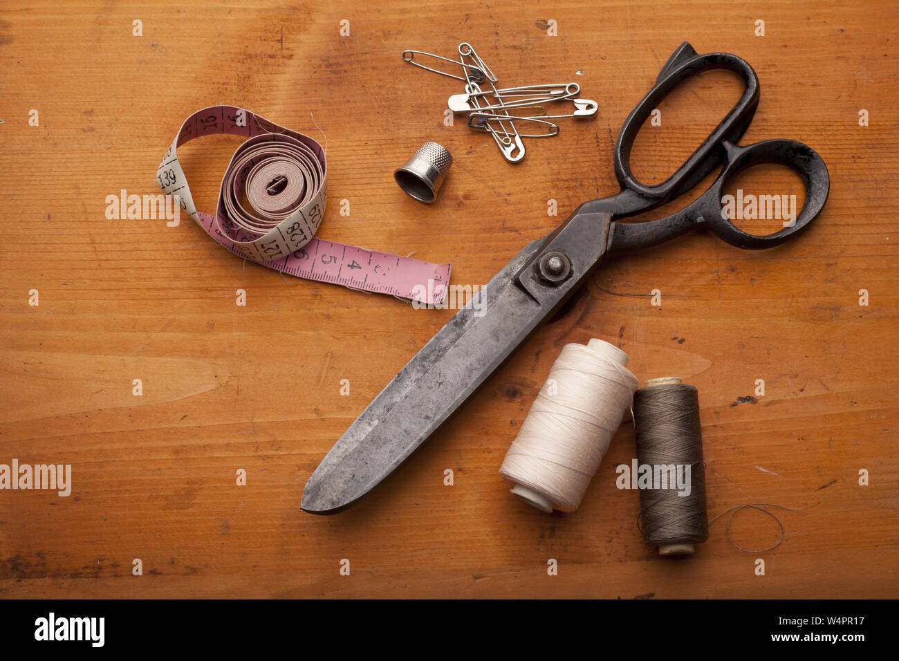 Scrapbooking materiales artesanales/ Antecedentes con cinta de color y  herramientas de costura/kit de costura. Tijeras, bobinas con hilo y agujas  en el antiguo de madera ba Fotografía de stock - Alamy