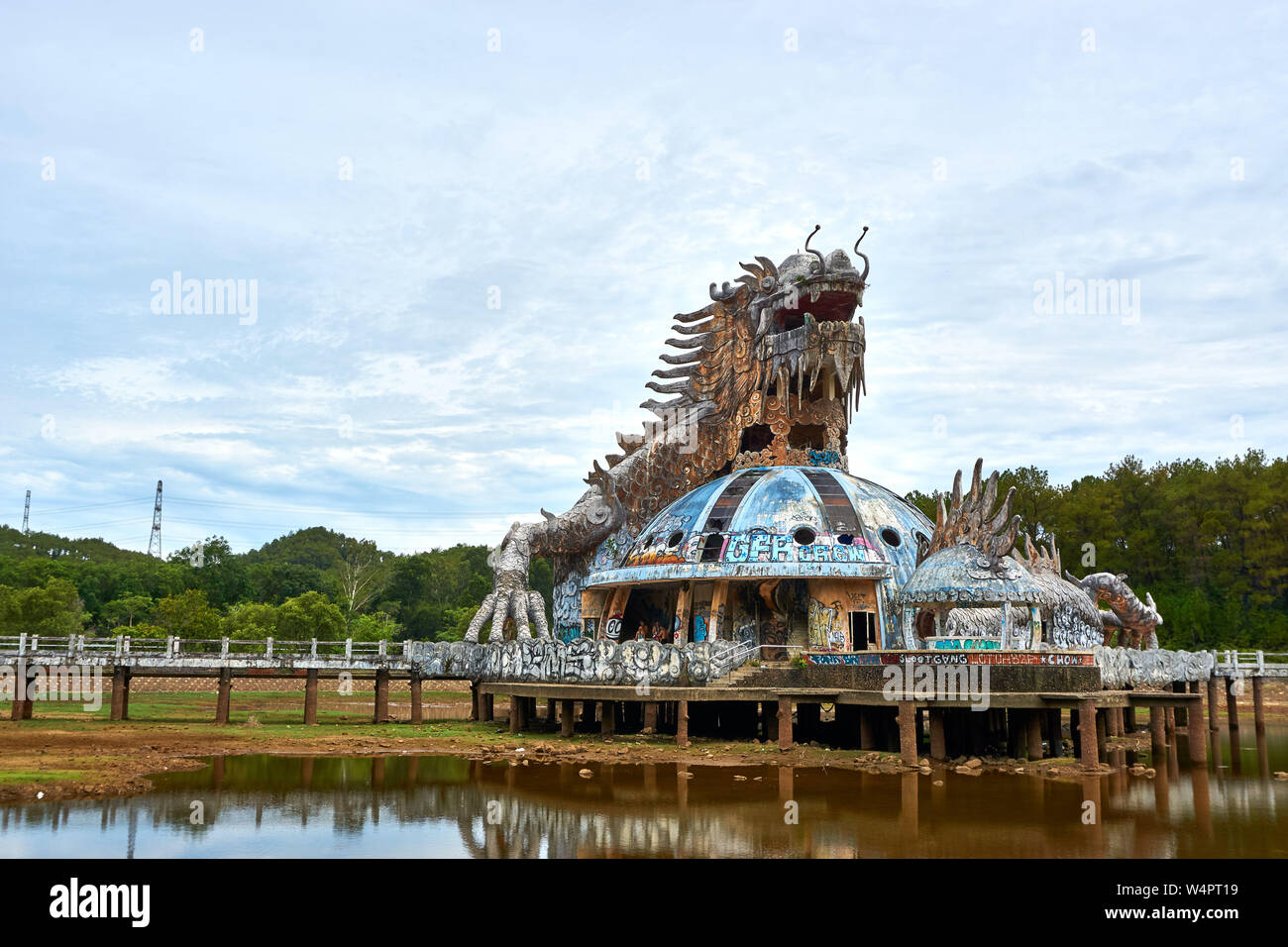 HUE, Vietnam - 20 de junio de 2019 abandonó el parque acuático Foto de stock