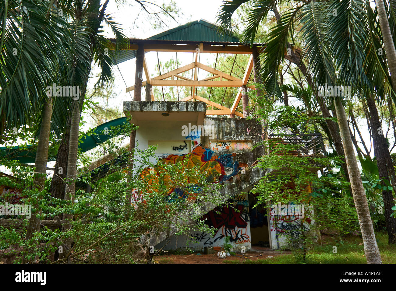 HUE, Vietnam - 20 de junio de 2019 abandonó el parque acuático Foto de stock