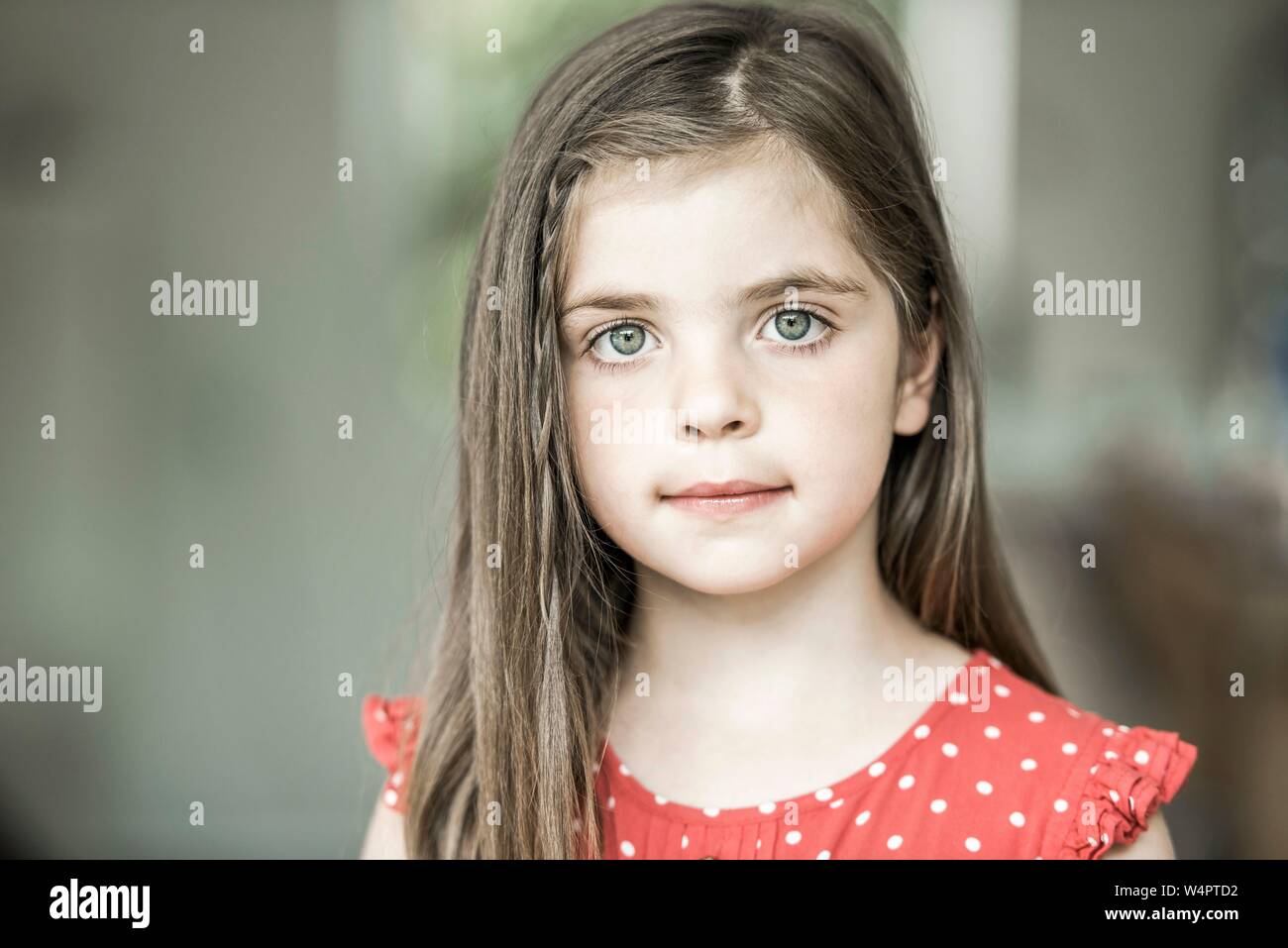 Retrato de una niña de 6 años sonriendo Fotografía de stock - Alamy