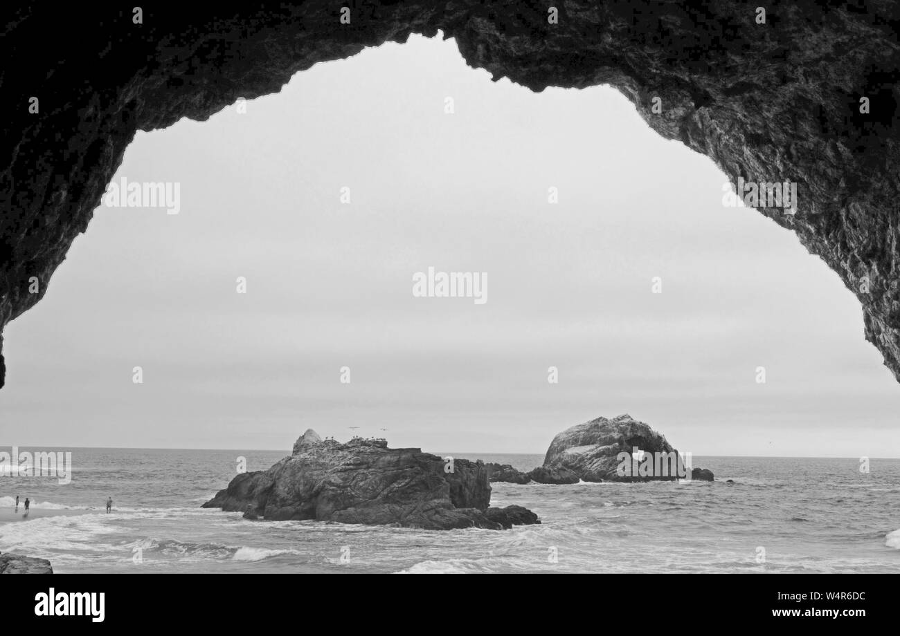 Agujero en forma de corazón en una roca de la costa de California. Foto de stock