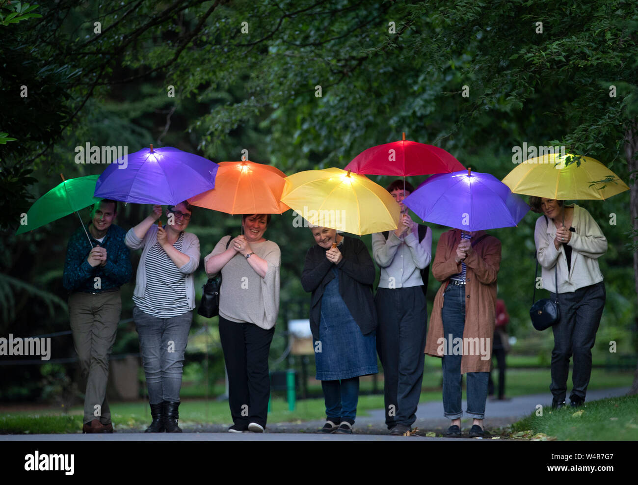 Los visitantes caminan a través de la Royal Garden Edinburgh iluminada al anochecer el paraguas de 'Sonic', que juegan birdsong de Caithness y La obra es una de varias