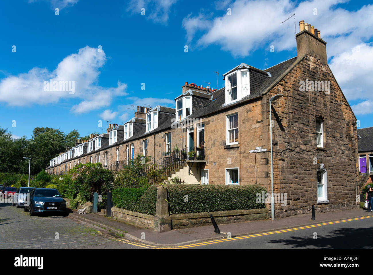 Vista exterior de la hilera de casas adosadas de estilo colonia en Stockbridge, Edimburgo, Escocia, Reino Unido Foto de stock