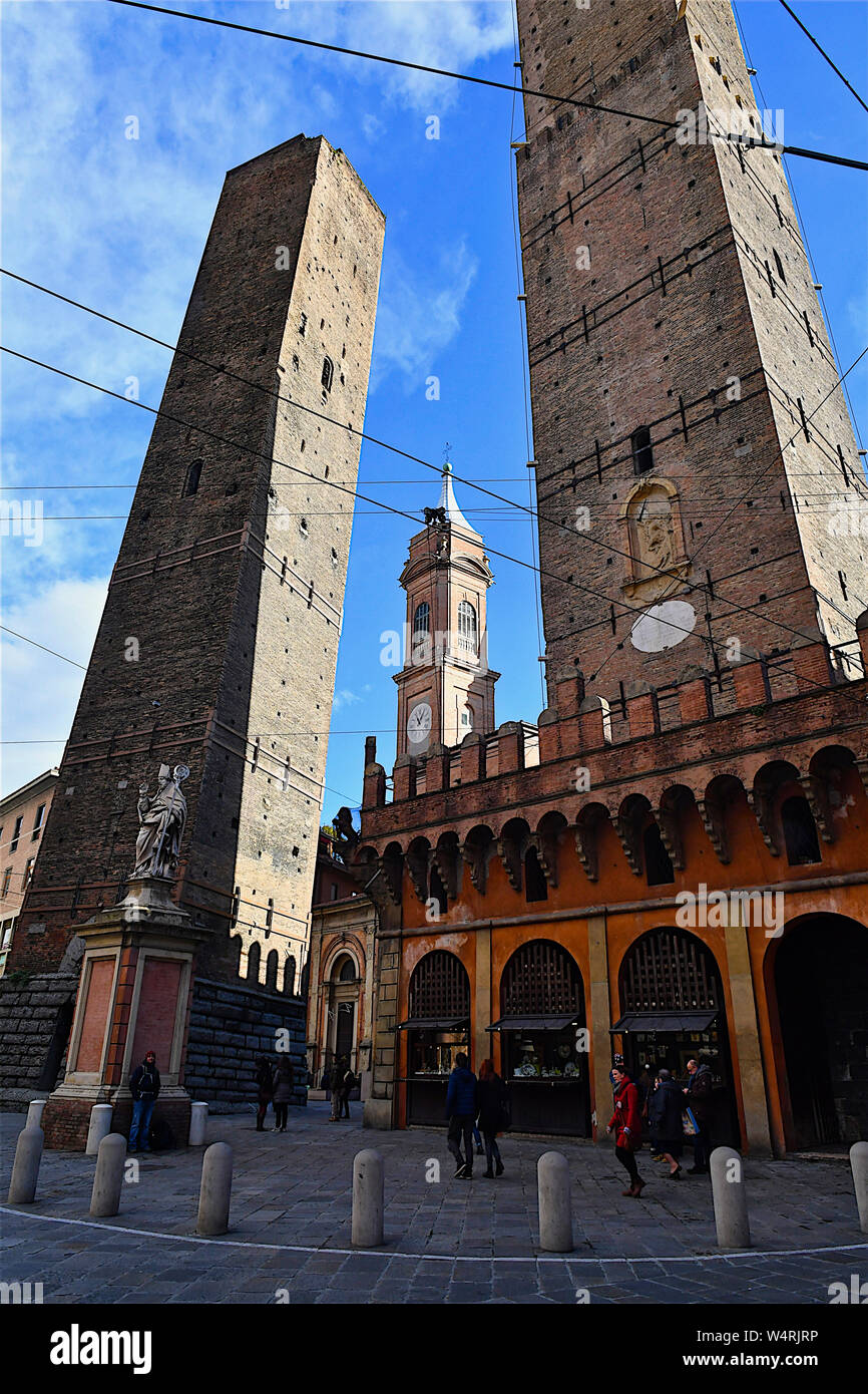 Ángulo de visión baja de dos torres, Bolonia, Emilia-Romaña, Italia Foto de stock