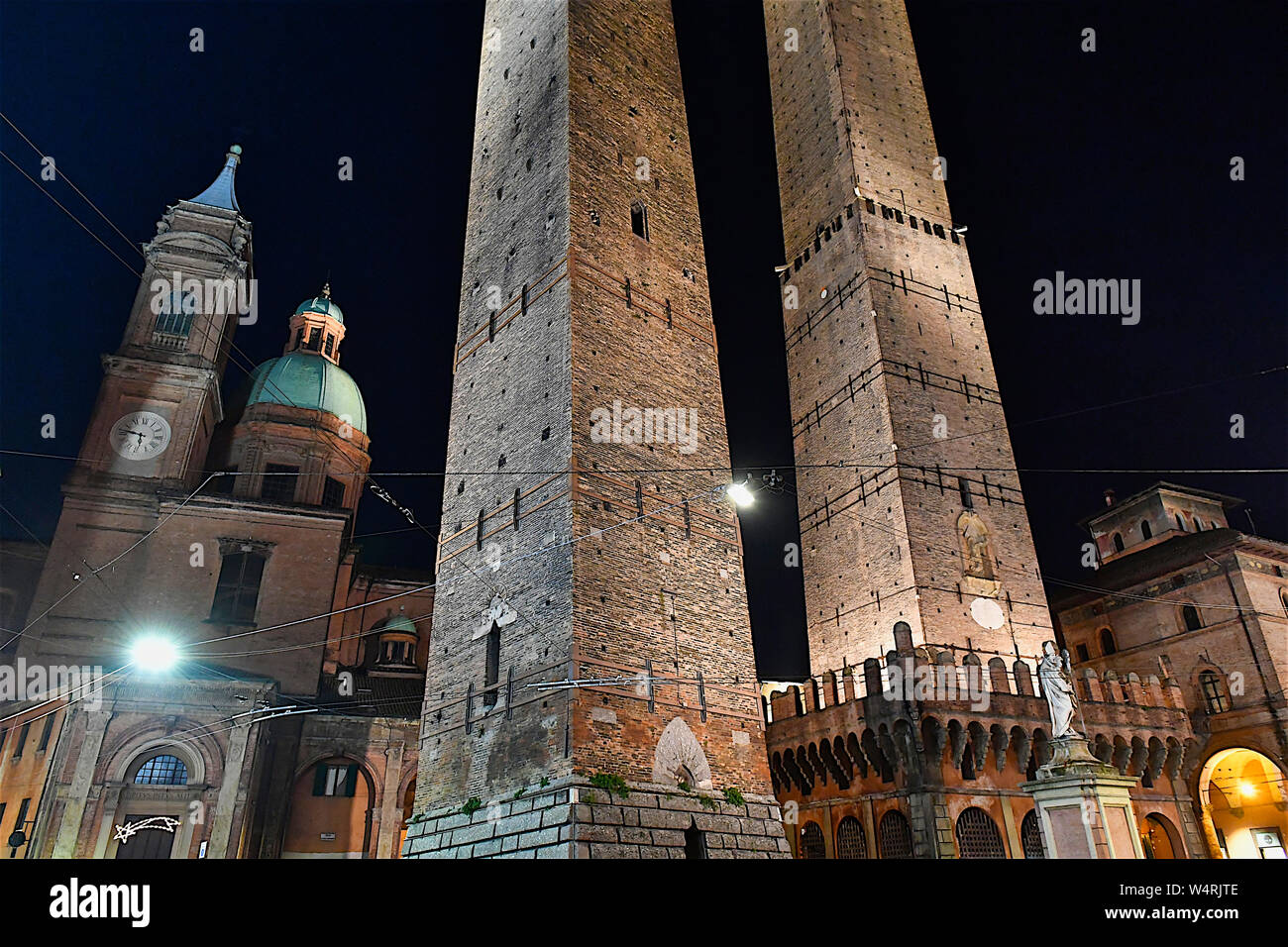 Dos torres en la noche, Bolonia, Emilia-Romaña, Italia Foto de stock