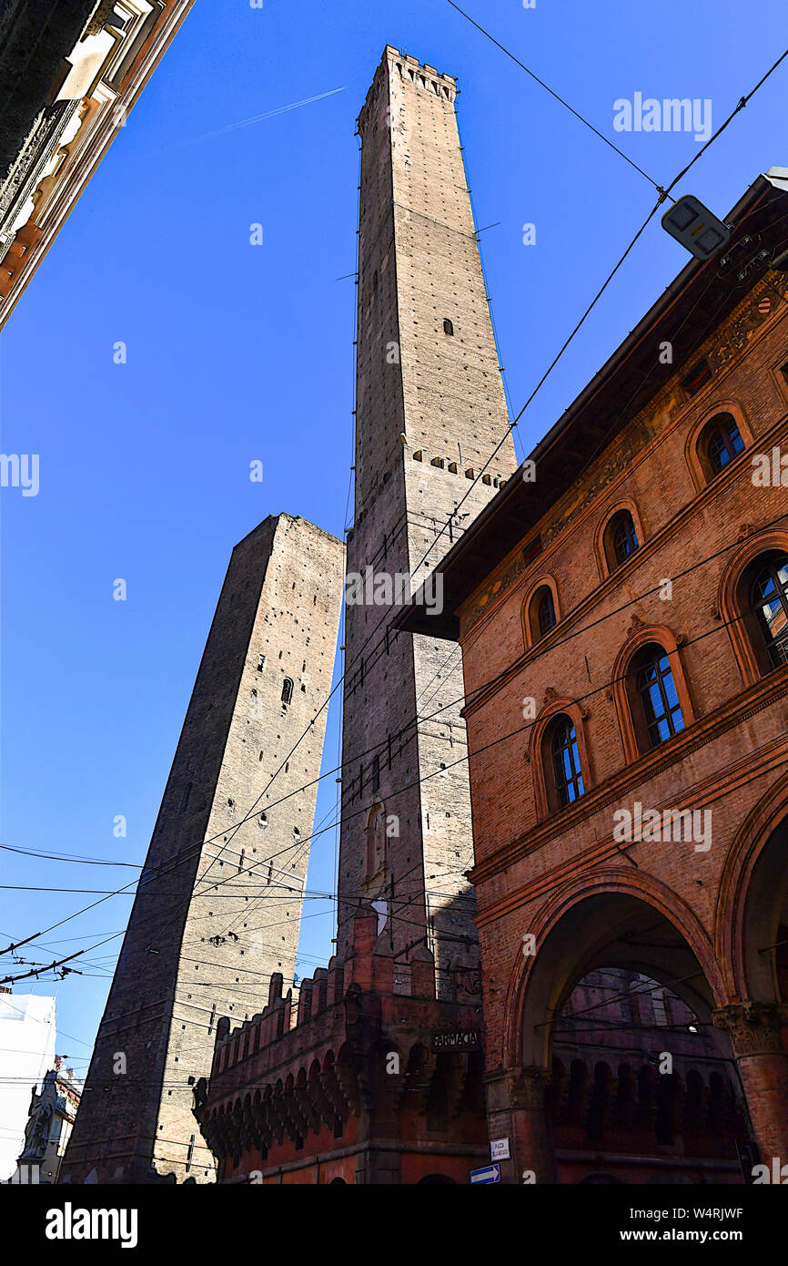 Ángulo de visión baja de dos torres, Bolonia, Emilia-Romaña, Italia Foto de stock