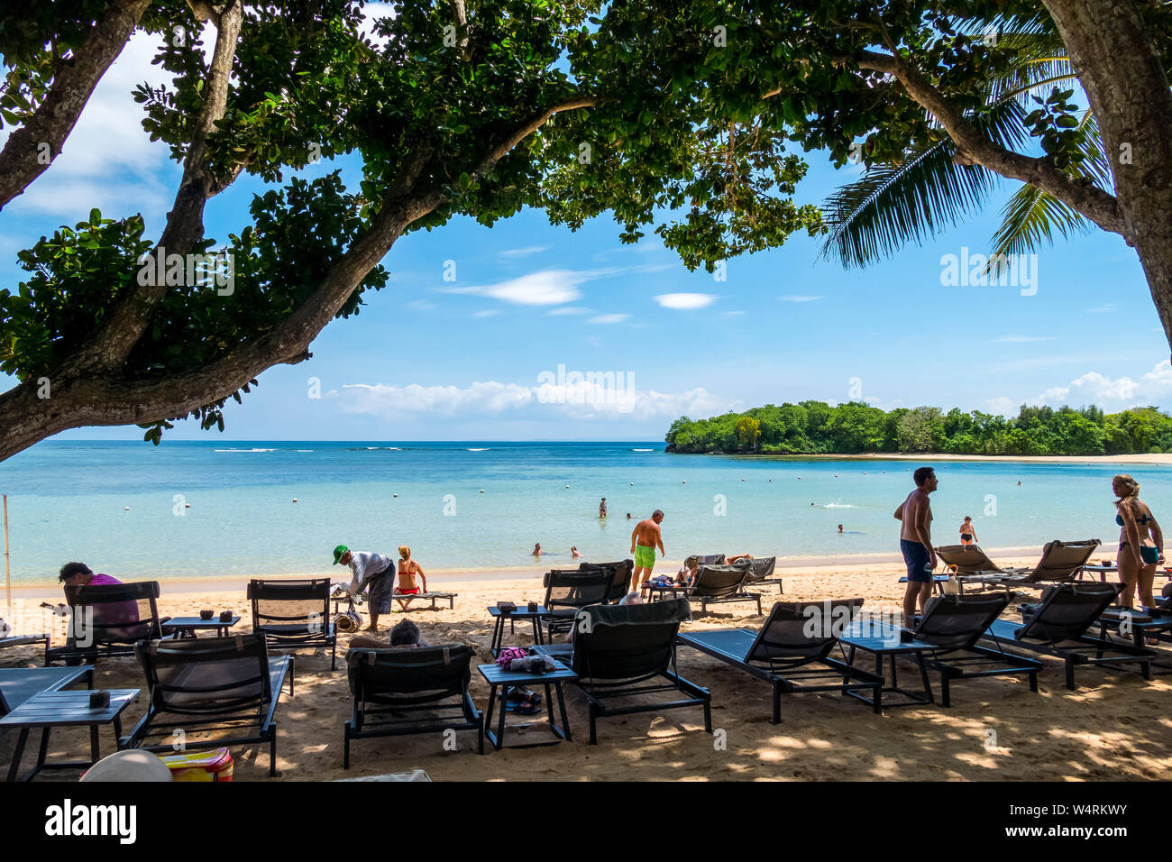 La gente relajándose en la playa de Nusa Dua, Nusa Dua, Bali, Indonesia Foto de stock
