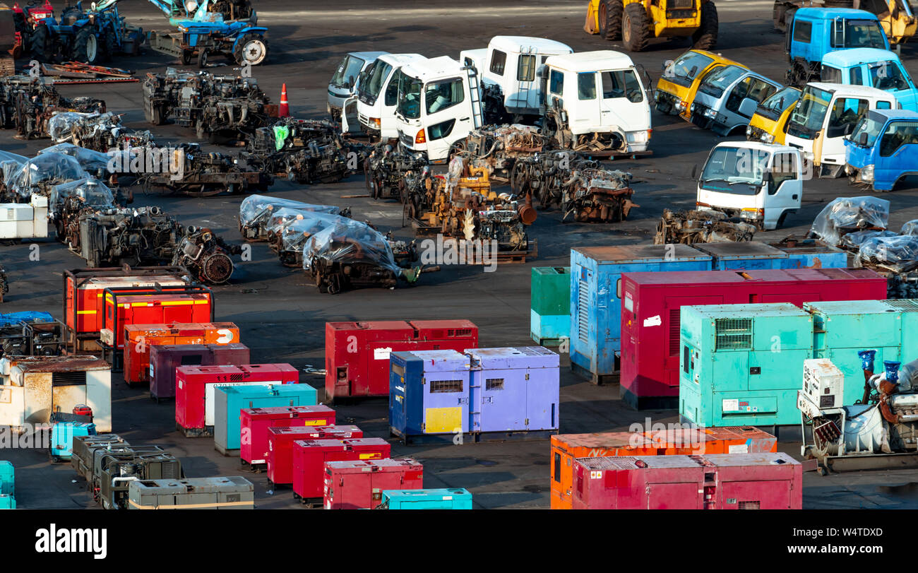 Mercado de segunda mano de maquinaria pesada. Generador eléctrico viejo  tractor, motor diesel en sucio piso de hormigón. Almacén de maquinaria  pesada para la venta. Utilice Fotografía de stock - Alamy