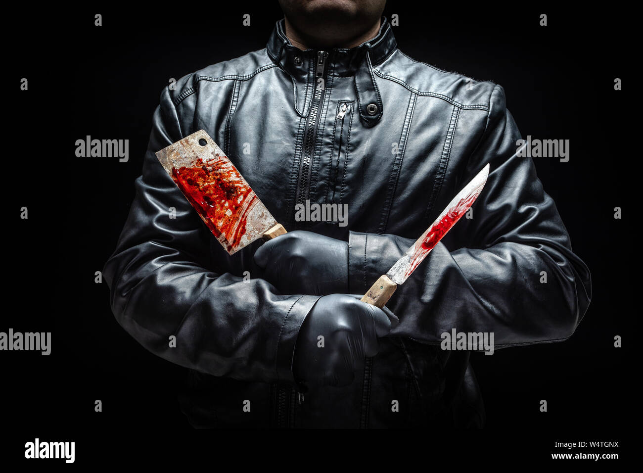 Asesino serial killer sangrienta mano con herramientas y guantes negros  Fotografía de stock - Alamy