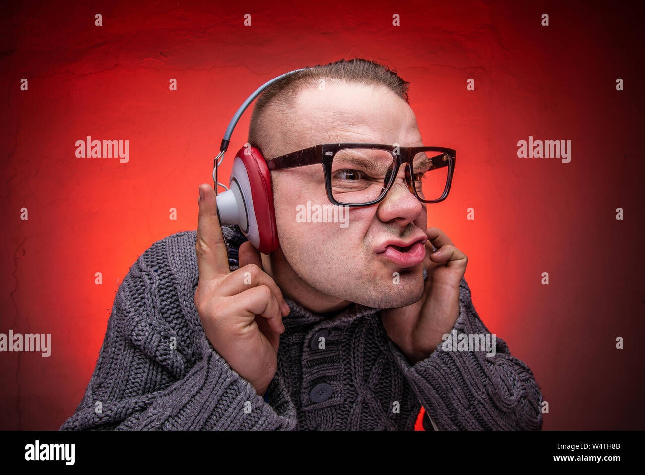 El hombre disfruta de música a alto volumen en los auriculares. Foto de stock
