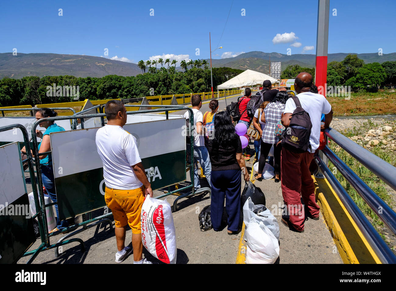 Colombia, San José de Cúcuta, Norte de Santander en 2016/08/07: La policía venezolana el puesto de frontera abierta para permitir que a través de los venezolanos que quieren ge Foto de stock