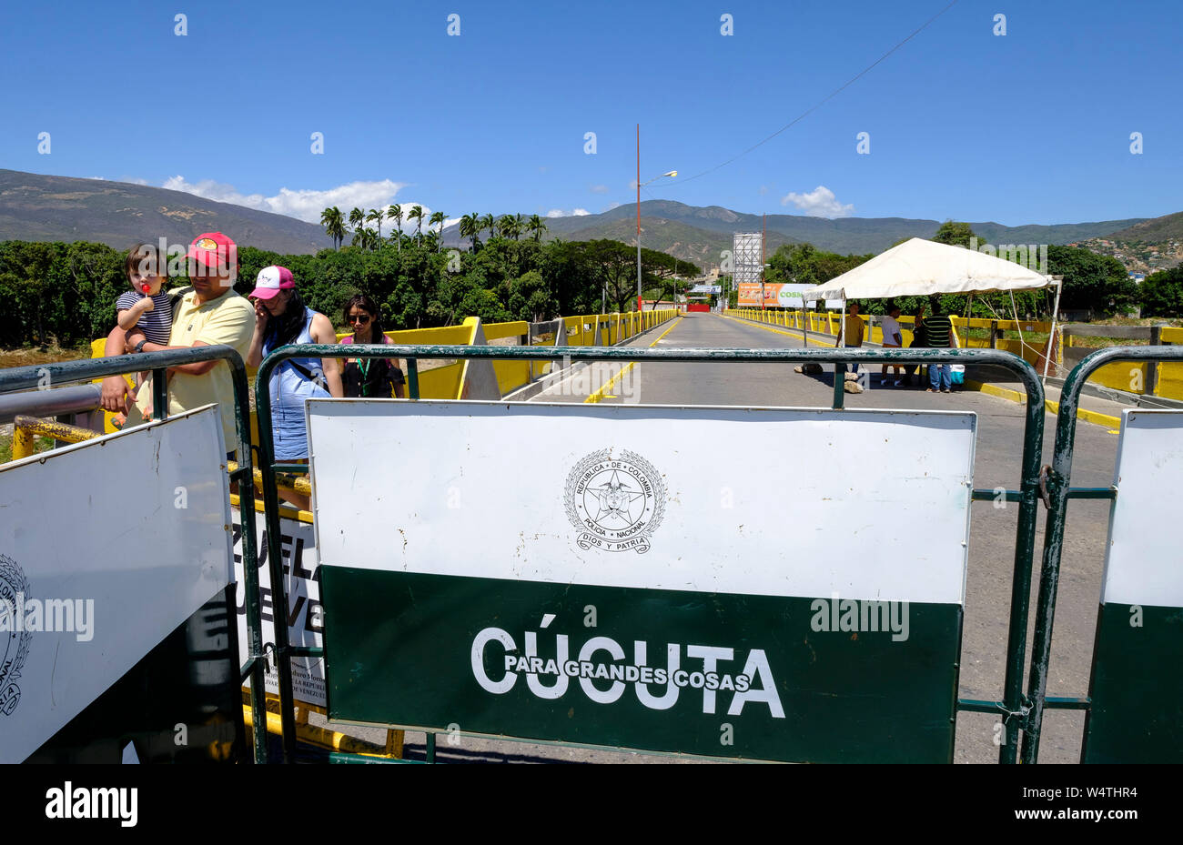 Colombia, San José de Cúcuta, Norte de Santander en 2016/08/07: La policía venezolana el puesto de frontera abierta para permitir que a través de los venezolanos que quieren ge Foto de stock