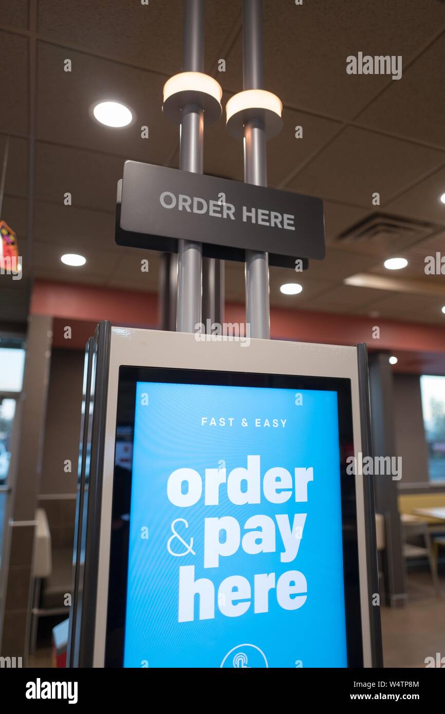 Pantalla táctil automatizado sistema de pedidos en el restaurante de comida rápida McDonald's en Santa Nella, California, lo que permite a los visitantes hacer su pedido y recibir sus alimentos a través de una interfaz de pantalla táctil de gran tamaño, 24 de octubre de 2018. () Foto de stock