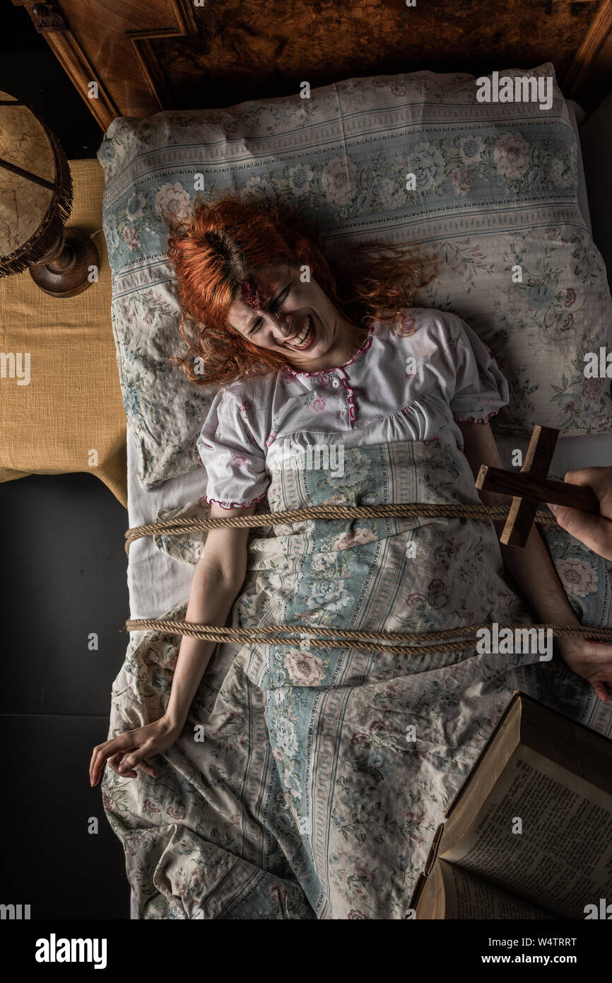 Foto de Mulher Assustador Possuída Pelo Diabo Na Cama Exorcismo Do  Sacerdote e mais fotos de stock de Adulto - iStock