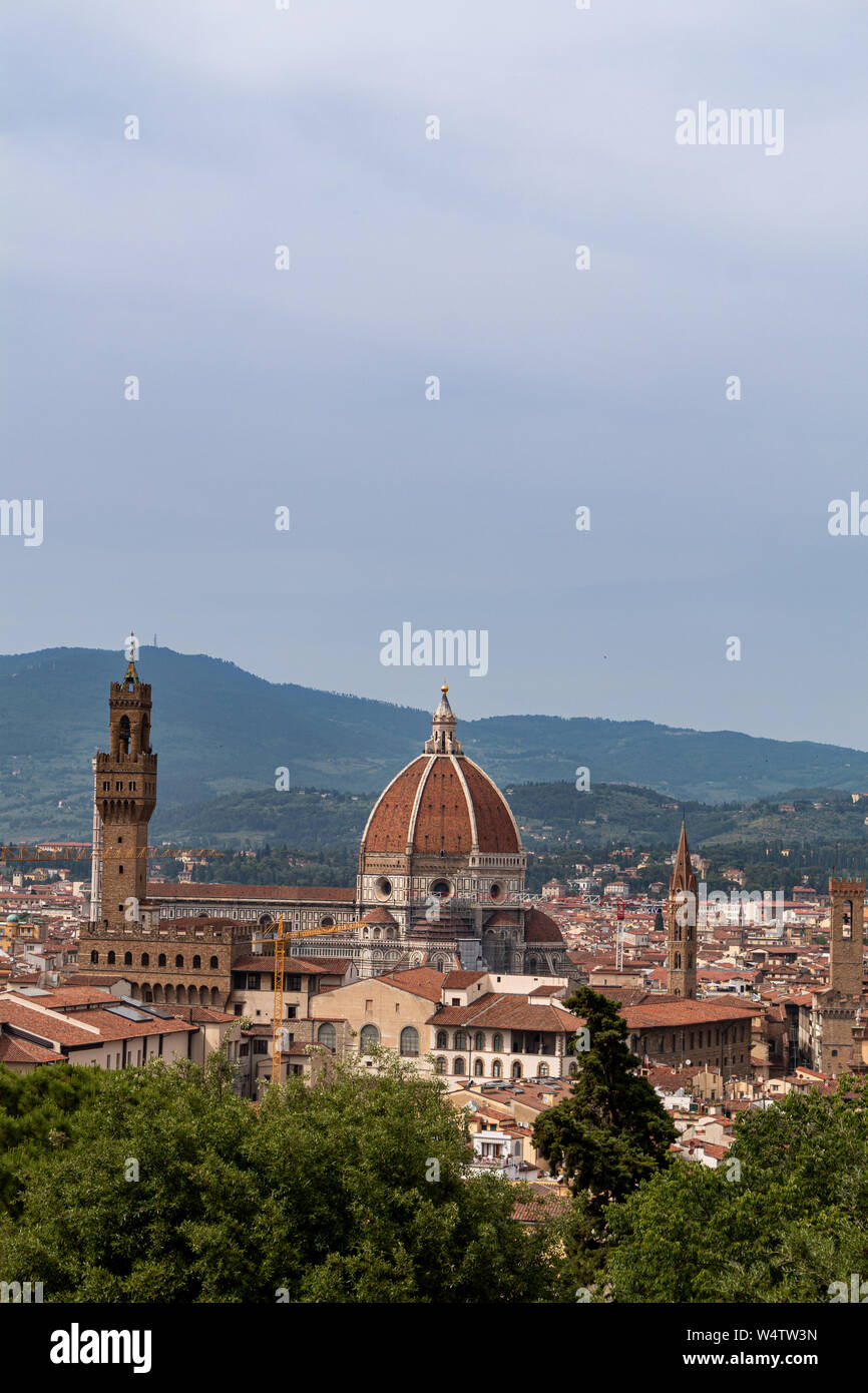 Vista panorámica a la ciudad, incluida la famosa cúpula de la Catedral de Florencia, Santa Maria del Fiore. Foto de stock