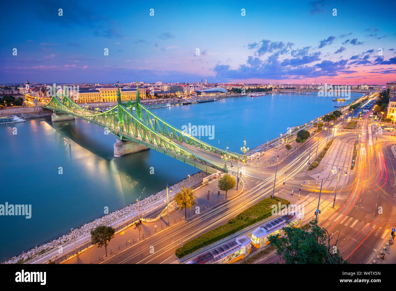 Budapest, Hungría. Antena imagen del paisaje urbano de Budapest Panorama con Puente Liberty y el río Danubio azul horas durante el crepúsculo. Foto de stock