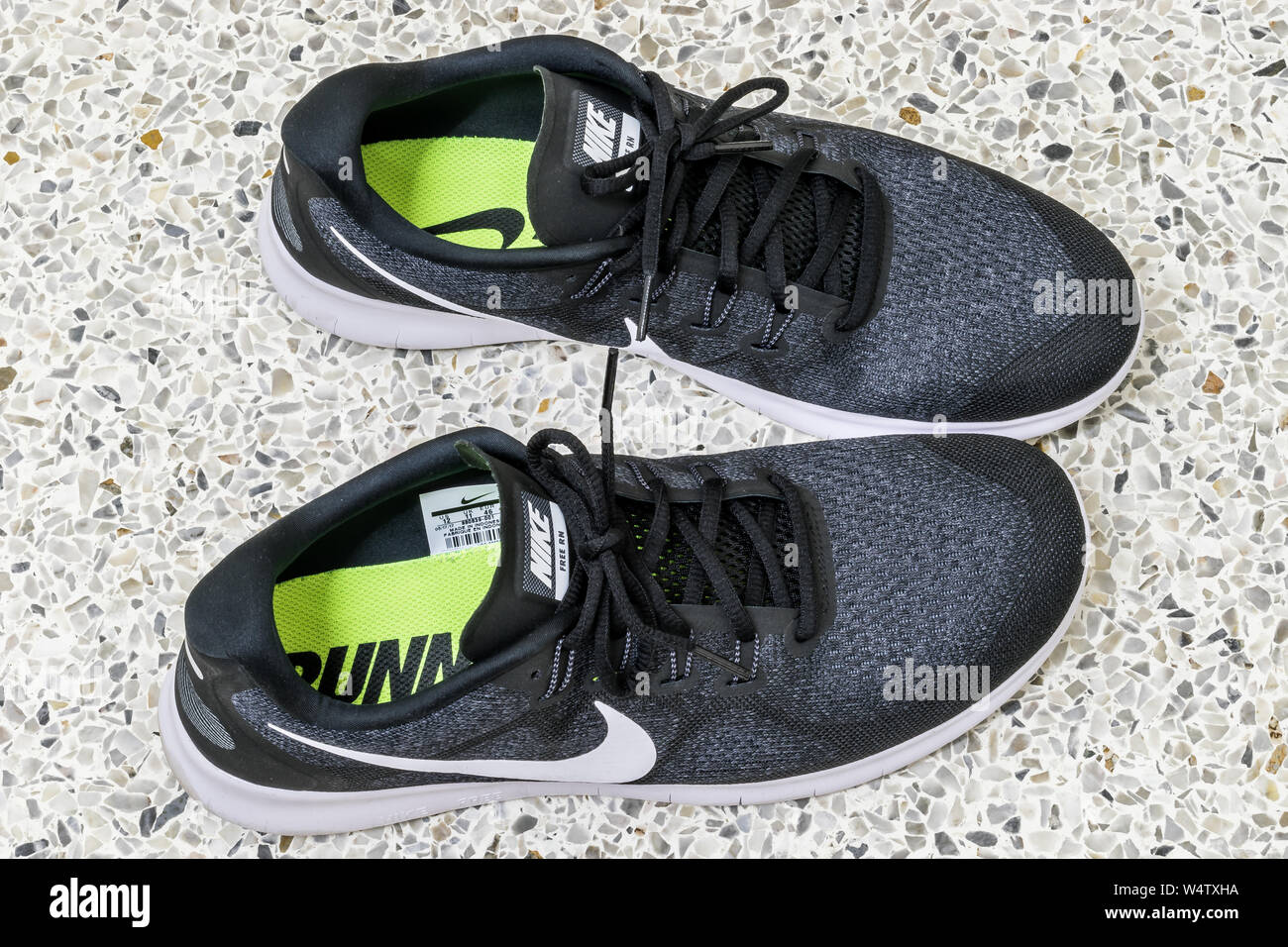 Bangkok, Tailandia - Enero 16, 2018: Vista de zapatillas Nike para correr  que están sobre el suelo de cemento. Parece que está listo para correr o  trotar fuera hom Fotografía de stock - Alamy