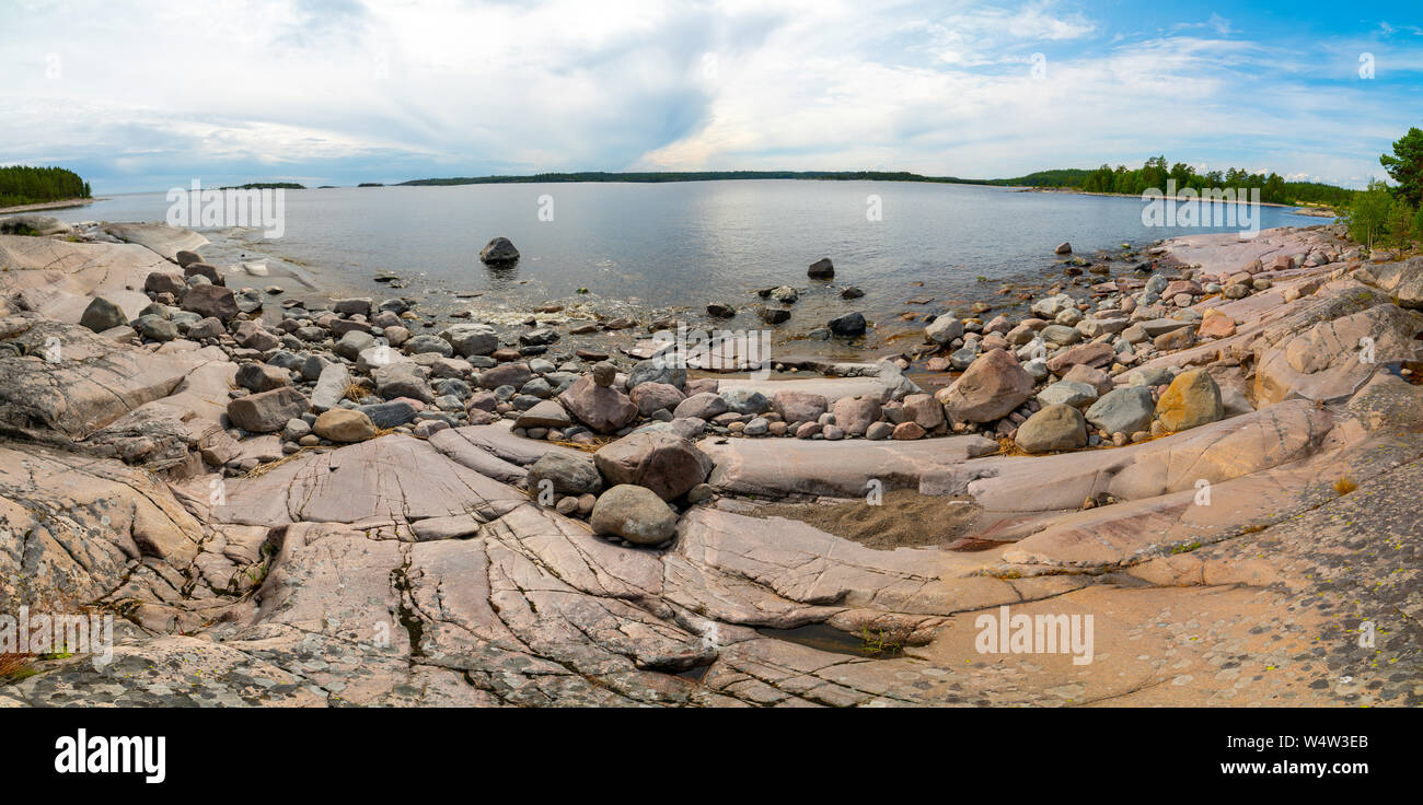 Islas en el lago Ladoga. Hermoso paisaje - agua, pinos y rocas. Foto de stock