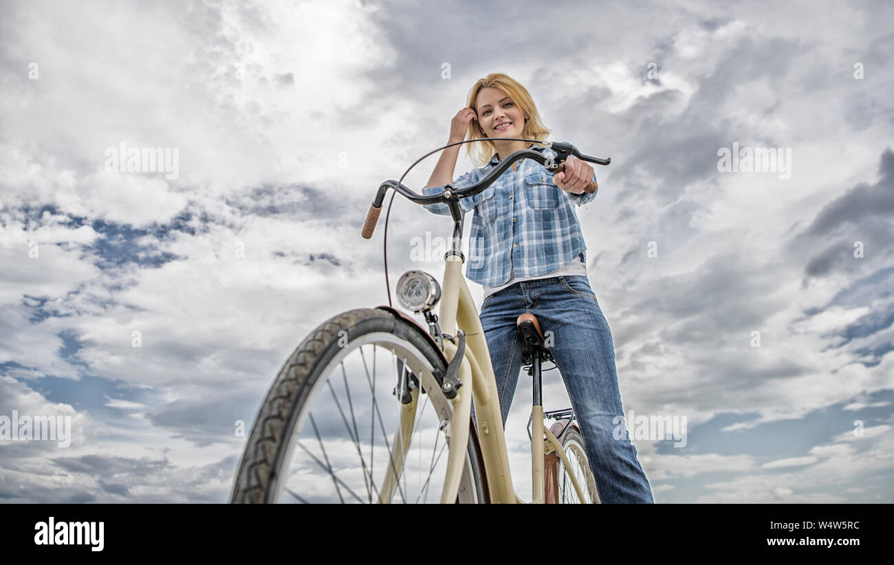 Cómo ciclismo cambia tu vida y te hacen feliz. Razones para andar en  bicicleta. Los beneficios de la salud mental. Pedaleando hacia la  felicidad. Paseos en bicicleta chica de fondo del cielo.