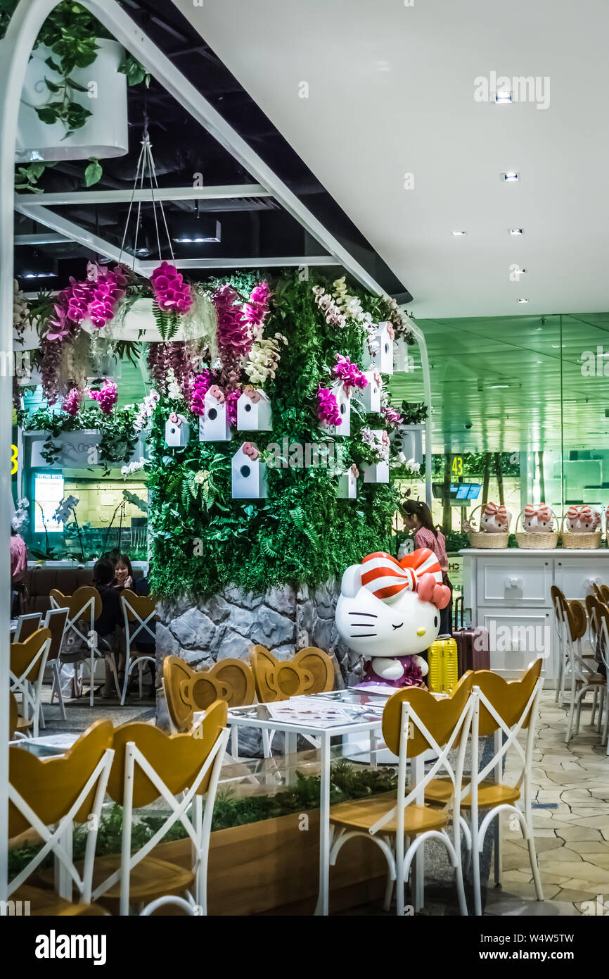 Singapur - 18 Nov, 2018: Hello Kitty Orchid Garden Café en la Terminal 3 del aeropuerto de Changi de Singapur. Foto de stock