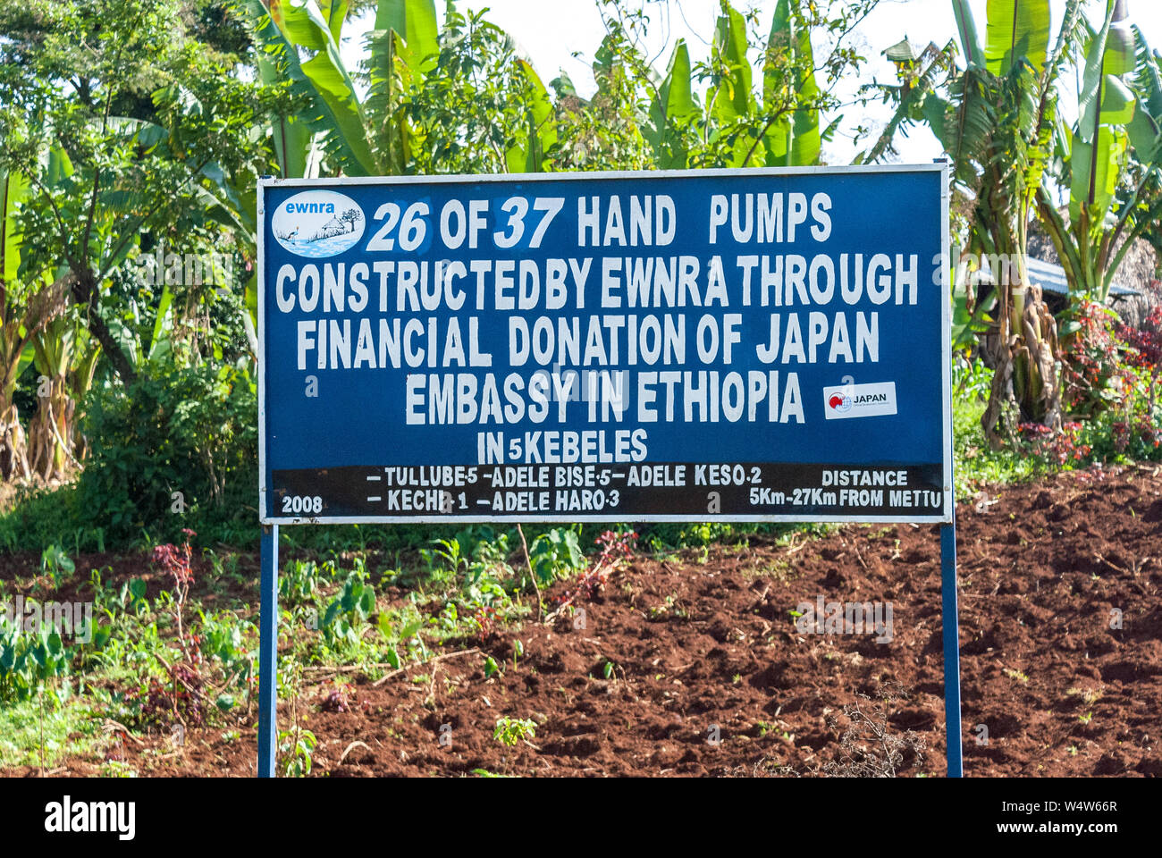 La señal de información de la carretera en Etiopía mostrando el proyecto de desarrollo de la infraestructura de agua financiados por Japón Foto de stock