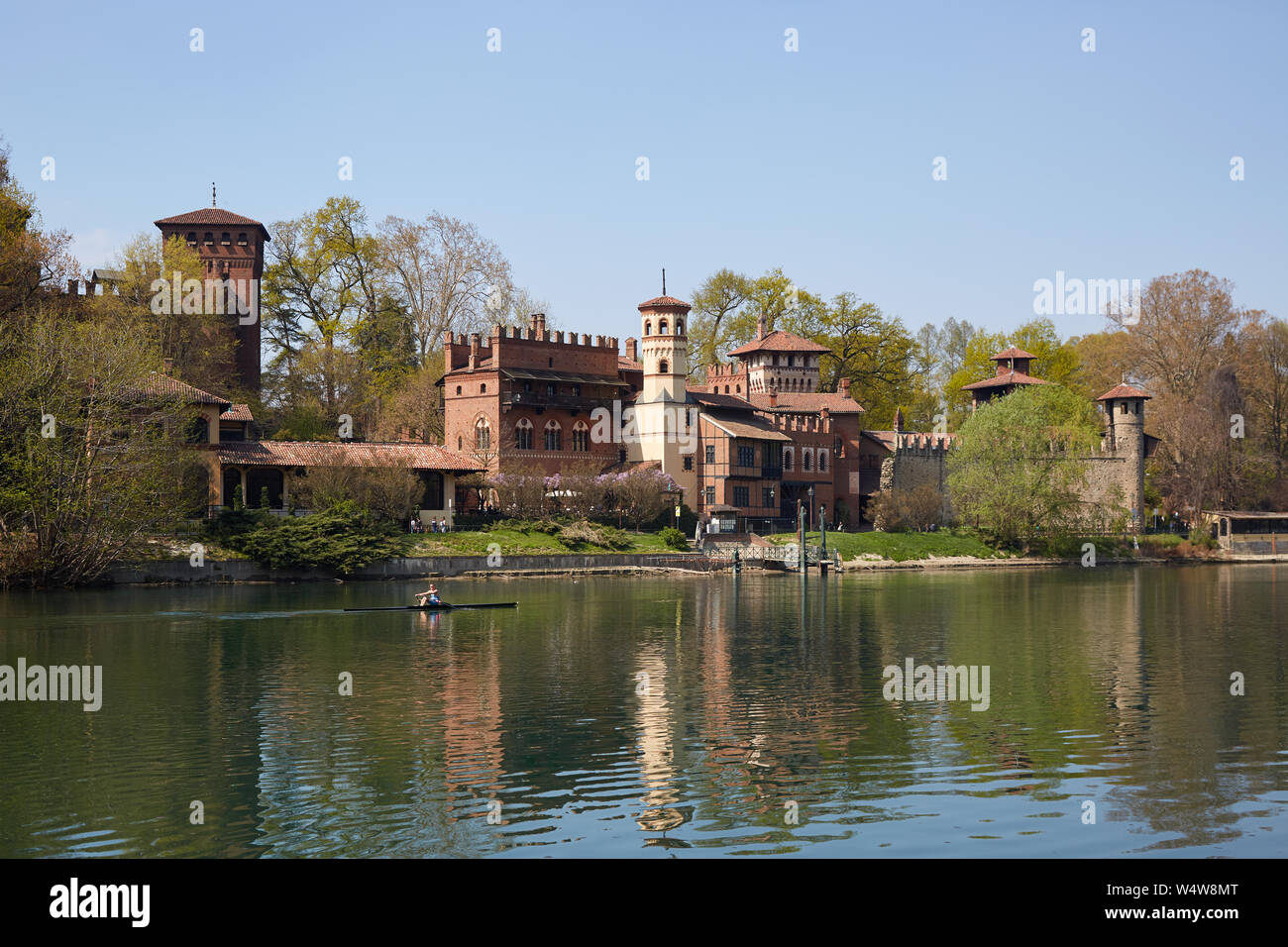 Turín, Italia - 31 de marzo de 2019: Borgo Medievale, pueblo medieval y el castillo con el río Po en un día soleado, el azul claro del cielo en el Piamonte, Turín, Italia. Foto de stock