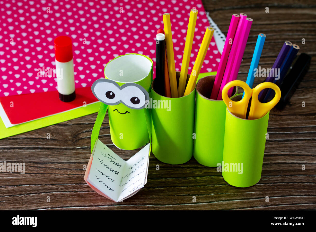 Bergantín toque Posicionar Rollo de papel Portalápices el nuevo año escolar sobre la mesa de madera.  Bienvenido de nuevo a la escuela. Proyecto de arte infantil, bordado,  manualidades para niños Fotografía de stock - Alamy