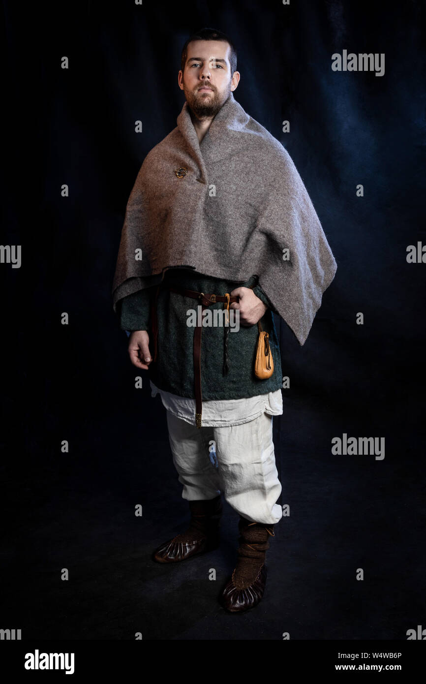 Guerrero vikingo vestida con un traje medieval temprana. blanco joven en  una camisa, abrigo, pantalones y zapatos vintage. alegoría de la  protección, seguridad Fotografía de stock - Alamy